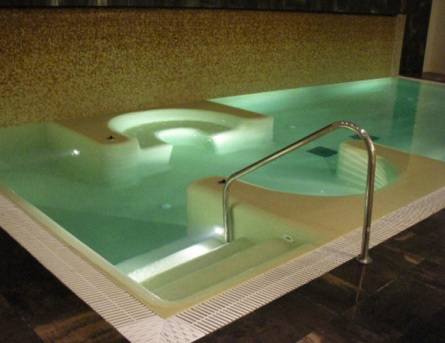Indoor pool-972435da22